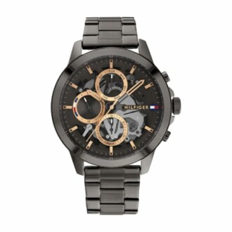 Montre-bracelet en métal noir avec cadran complexe et détails dorés.