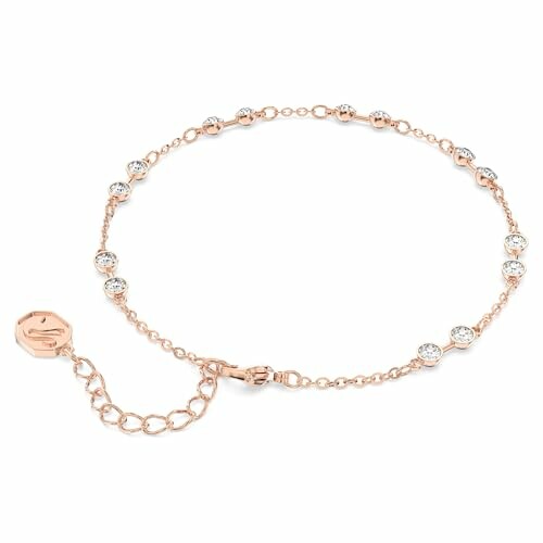 Bracelet en or rose avec des pierres scintillantes.