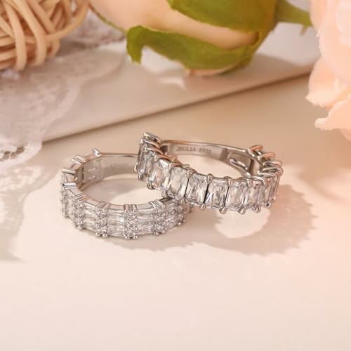 Deux bagues en diamant sur une table.