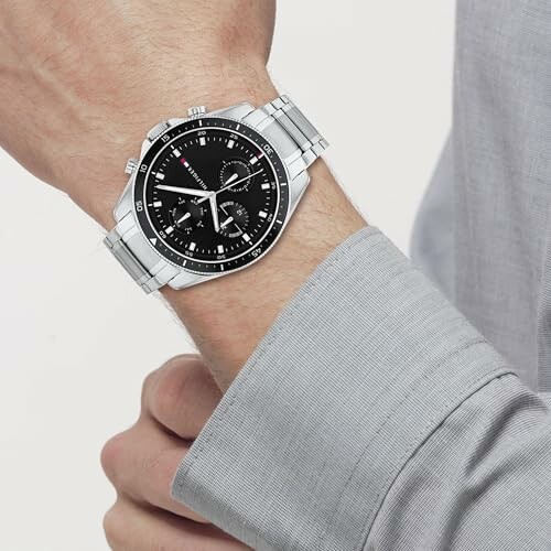 Montre élégante en métal sur poignet masculin.