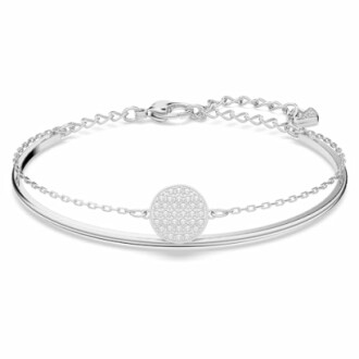 Bracelet en argent avec un pendentif rond pavé de cristaux.
