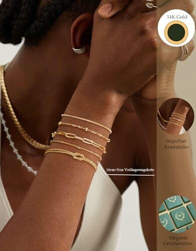 Femme portant des bracelets et un collier en or, avec détails du design.