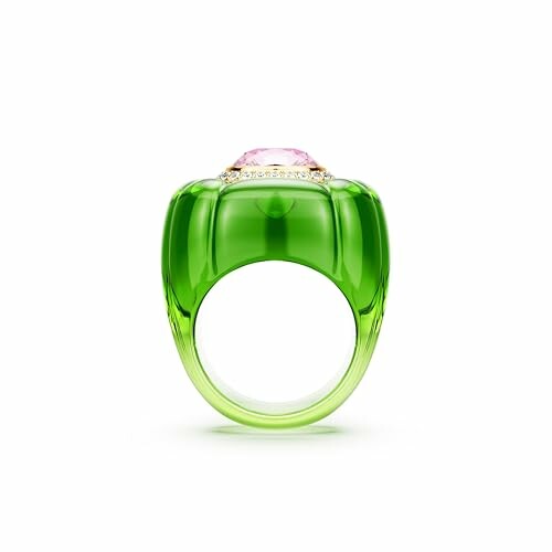 Bague verte avec pierre précieuse rose.