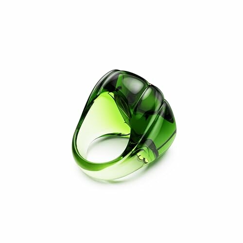 Bague en verre vert moderne et élégante.