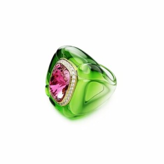 Bague verte avec une pierre précieuse rose.