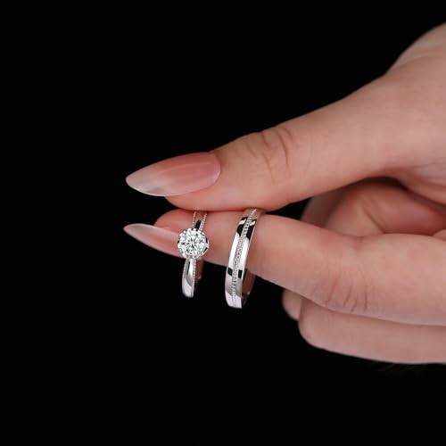 Main tenant des bagues en diamant.