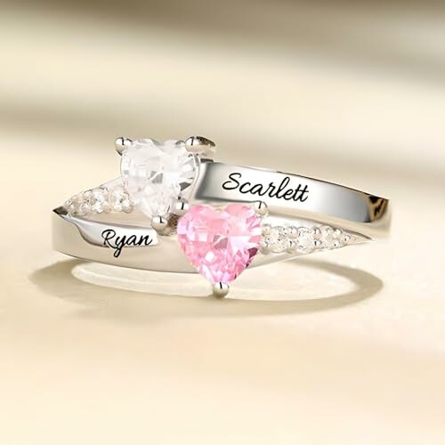 Bague avec pierres en forme de cœur et noms gravés