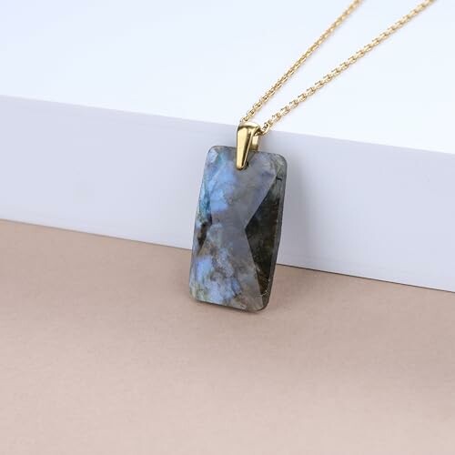 Collier avec pendentif en labradorite rectangulaire.