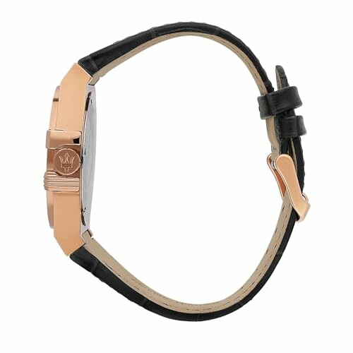 Montre de luxe vue de côté avec bracelet en cuir noir