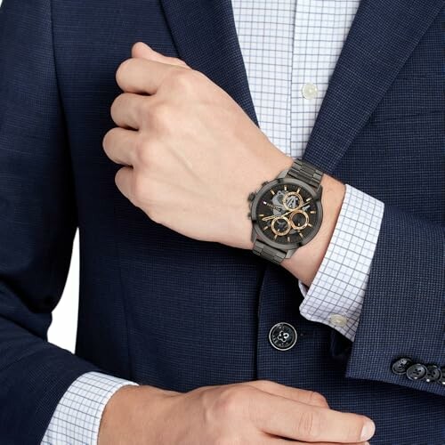 Homme portant une montre élégante