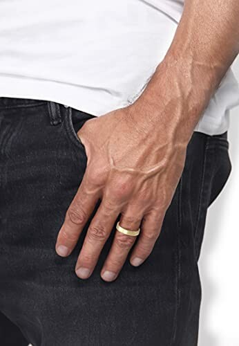 Main d'un homme portant une alliance en or.