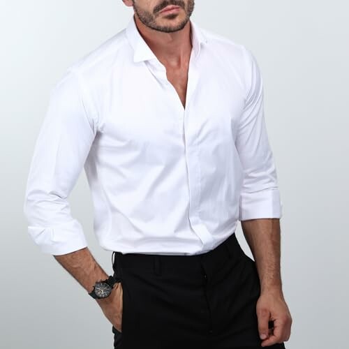 Homme portant une chemise blanche et un pantalon noir.
