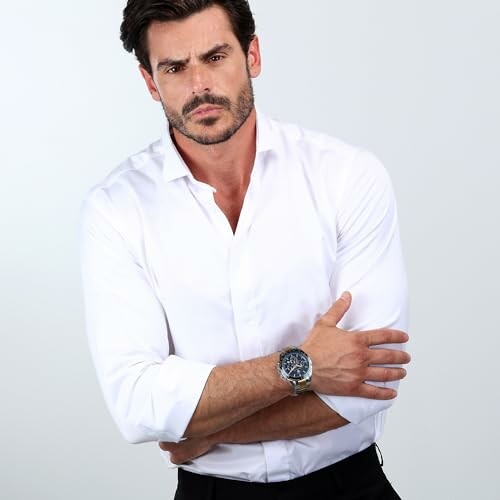 Homme en chemise blanche portant une montre.