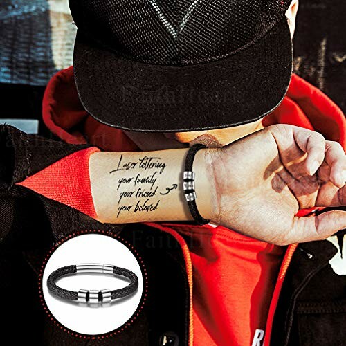 Homme avec un bracelet en cuir et un tatouage sur le bras.