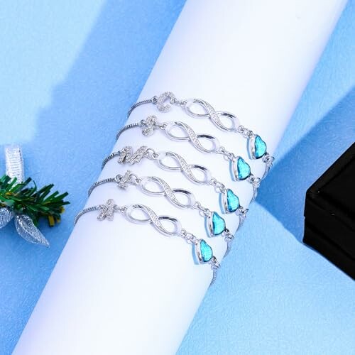 Bracelets argentés avec pierres bleues sur fond bleu.