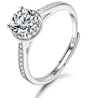 Bague en argent avec diamant brillant.