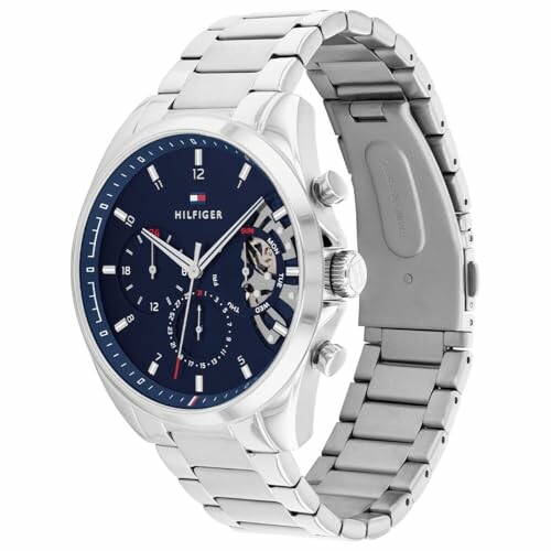 Montre en acier inoxydable argentée avec cadran bleu.