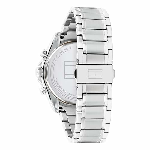 Vue arrière d'une montre argentée avec bracelet en métal.