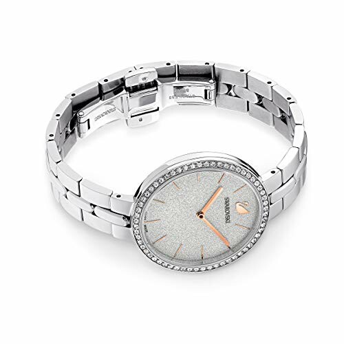 Montre-bracelet argentée avec cadran élégant et bracelet en métal.