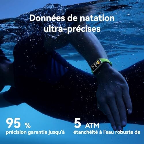 Homme nageant sous l'eau avec montre étanche.