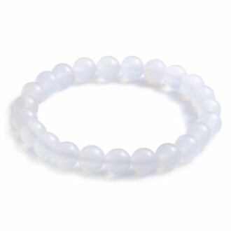 Bracelet en perles blanches translucides.