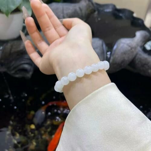 Bracelet en perles blanches sur un poignet