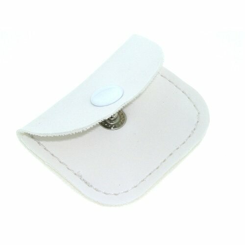 Petite pochette en cuir blanc avec bouton-pression.