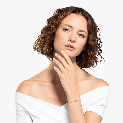 Femme portant un bracelet élégant