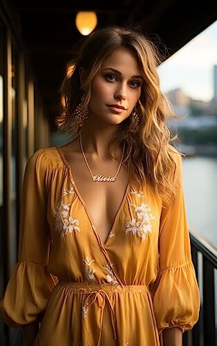 Femme portant une robe jaune sur un balcon.