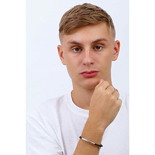 Jeune homme portant un bracelet en argent.